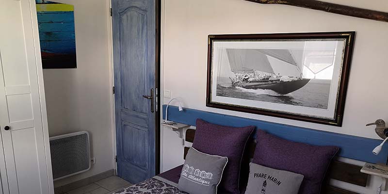 Chambre des placards quips d'une armoire de rangement