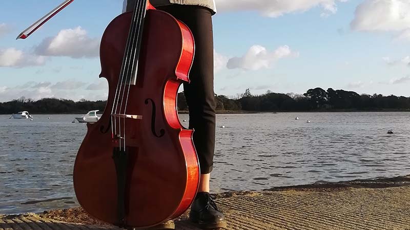 Jeanne LE CHAIX, violoncelliste, sur la cale de la Garenne  Montsarrac